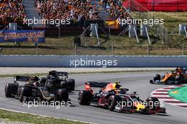 Pierre Gasly (FRA) Red Bull Racing RB15 and Kevin Magnussen (DEN) Haas VF-19 battle for position. 12.05.2019. Formula 1 World Championship, Rd 5, Spanish Grand Prix, Barcelona, Spain, Race Day.