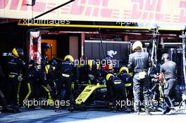 Daniel Ricciardo (AUS) Renault F1 Team RS19 makes a pit stop. 12.05.2019. Formula 1 World Championship, Rd 5, Spanish Grand Prix, Barcelona, Spain, Race Day.