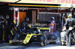 Daniel Ricciardo (AUS) Renault F1 Team RS19 makes a pit stop. 12.05.2019. Formula 1 World Championship, Rd 5, Spanish Grand Prix, Barcelona, Spain, Race Day.