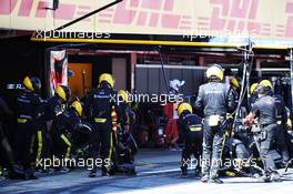 Renault F1 Team makes a pit stop. 12.05.2019. Formula 1 World Championship, Rd 5, Spanish Grand Prix, Barcelona, Spain, Race Day.