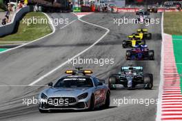 Lewis Hamilton (GBR) Mercedes AMG F1 W10 leads behind the FIA Safety Car. 12.05.2019. Formula 1 World Championship, Rd 5, Spanish Grand Prix, Barcelona, Spain, Race Day.