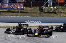 Pierre Gasly (FRA) Red Bull Racing RB15 and Kevin Magnussen (DEN) Haas VF-19 battle for position. 12.05.2019. Formula 1 World Championship, Rd 5, Spanish Grand Prix, Barcelona, Spain, Race Day.