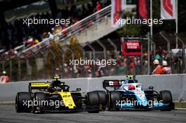 (L to R): Nico Hulkenberg (GER) Renault F1 Team RS19 and Robert Kubica (POL) Williams Racing FW42 battle for position. 12.05.2019. Formula 1 World Championship, Rd 5, Spanish Grand Prix, Barcelona, Spain, Race Day.