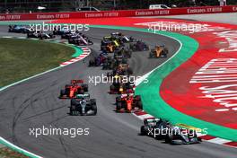 Lewis Hamilton (GBR) Mercedes AMG F1 W10 leads at the start of the race. 12.05.2019. Formula 1 World Championship, Rd 5, Spanish Grand Prix, Barcelona, Spain, Race Day.