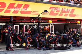 Max Verstappen (NLD) Red Bull Racing RB15 makes a pit stop. 12.05.2019. Formula 1 World Championship, Rd 5, Spanish Grand Prix, Barcelona, Spain, Race Day.