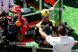 Daniel Ricciardo (AUS) Renault F1 Team with the media. 11.05.2019. Formula 1 World Championship, Rd 5, Spanish Grand Prix, Barcelona, Spain, Qualifying Day.