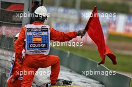 A marshal waves the red flag as the session is stopped. 11.05.2019. Formula 1 World Championship, Rd 5, Spanish Grand Prix, Barcelona, Spain, Qualifying Day.