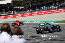 Valtteri Bottas (FIN) Mercedes AMG F1 W10 leads Sebastian Vettel (GER) Ferrari SF90 to parc ferme. 11.05.2019. Formula 1 World Championship, Rd 5, Spanish Grand Prix, Barcelona, Spain, Qualifying Day.
