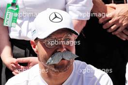 Valtteri Bottas (FIN) Mercedes AMG F1 with the team as they celebrate the last Grand Prix for Dr. Dieter Zetsche (GER) as Daimler AG CEO. 12.05.2019. Formula 1 World Championship, Rd 5, Spanish Grand Prix, Barcelona, Spain, Race Day.