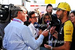 Daniel Ricciardo (AUS) Renault F1 Team with the media. 09.05.2019. Formula 1 World Championship, Rd 5, Spanish Grand Prix, Barcelona, Spain, Preparation Day.