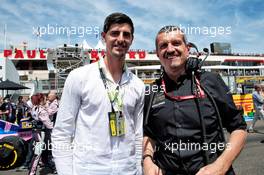 Guenther Steiner (ITA) Haas F1 Team Prinicipal with a guest on the grid. 23.06.2019. Formula 1 World Championship, Rd 8, French Grand Prix, Paul Ricard, France, Race Day.