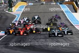 Lewis Hamilton (GBR) Mercedes AMG F1 W10 leads at the start of the race. 23.06.2019. Formula 1 World Championship, Rd 8, French Grand Prix, Paul Ricard, France, Race Day.