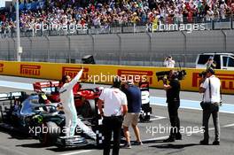 Lewis Hamilton (GBR) Mercedes AMG F1 W10 celebrates his pole position in qualifying parc ferme. 22.06.2019. Formula 1 World Championship, Rd 8, French Grand Prix, Paul Ricard, France, Qualifying Day.