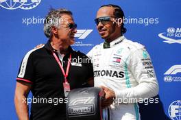 Lewis Hamilton (GBR) Mercedes AMG F1 (Right) receives the Pirelli pole position award from Jean Alesi (FRA). 22.06.2019. Formula 1 World Championship, Rd 8, French Grand Prix, Paul Ricard, France, Qualifying Day.