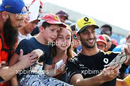 Daniel Ricciardo (AUS) Renault F1 Team with fans. 20.06.2019. Formula 1 World Championship, Rd 8, French Grand Prix, Paul Ricard, France, Preparation Day.
