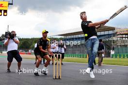 Daniel Ricciardo (AUS) Renault F1 Team and Nico Hulkenberg (GER) Renault F1 Team play cricket. 11.07.2019. Formula 1 World Championship, Rd 10, British Grand Prix, Silverstone, England, Preparation Day.