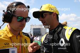 (L to R): Karel Loos (BEL) Renault F1 Team Race Engineer with Daniel Ricciardo (AUS) Renault F1 Team on the grid. 04.08.2019. Formula 1 World Championship, Rd 12, Hungarian Grand Prix, Budapest, Hungary, Race Day.