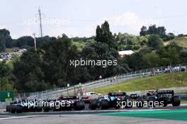 Robert Kubica (POL) Williams Racing FW42 and Daniel Ricciardo (AUS) Renault F1 Team RS19 at the start of the race. 04.08.2019. Formula 1 World Championship, Rd 12, Hungarian Grand Prix, Budapest, Hungary, Race Day.