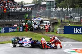 Marshals push Pierre Gasly (FRA) Scuderia Toro Rosso STR14 back in the first practice session. 06.09.2019. Formula 1 World Championship, Rd 14, Italian Grand Prix, Monza, Italy, Practice Day.