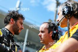 Daniel Ricciardo (AUS) Renault F1 Team on the grid with Karel Loos (BEL) Renault F1 Team Race Engineer and Ciaron Pilbeam (GBR) Renault F1 Team Chief Race Engineer. 08.09.2019. Formula 1 World Championship, Rd 14, Italian Grand Prix, Monza, Italy, Race Day.