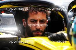 Daniel Ricciardo (AUS) Renault F1 Team RS19 on the grid. 08.09.2019. Formula 1 World Championship, Rd 14, Italian Grand Prix, Monza, Italy, Race Day.
