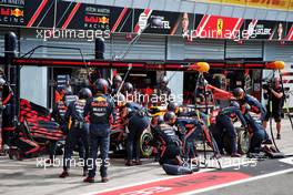 Max Verstappen (NLD) Red Bull Racing RB15 makes a pit stop to replace a front wing. 08.09.2019. Formula 1 World Championship, Rd 14, Italian Grand Prix, Monza, Italy, Race Day.