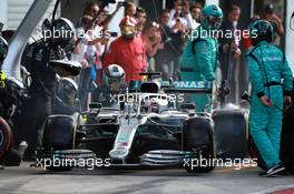 Lewis Hamilton (GBR) Mercedes AMG F1 W10 makes a pit stop. 08.09.2019. Formula 1 World Championship, Rd 14, Italian Grand Prix, Monza, Italy, Race Day.