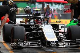 Kevin Magnussen (DEN) Haas VF-19 - front wing change. 07.09.2019. Formula 1 World Championship, Rd 14, Italian Grand Prix, Monza, Italy, Qualifying Day.