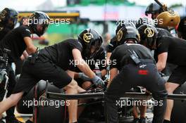 Kevin Magnussen (DEN) Haas VF-19 - front wing change. 07.09.2019. Formula 1 World Championship, Rd 14, Italian Grand Prix, Monza, Italy, Qualifying Day.