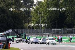 Barrier and kerb repairs at the Parabolica after a serious crash in the F3 race. 07.09.2019. Formula 1 World Championship, Rd 14, Italian Grand Prix, Monza, Italy, Qualifying Day.