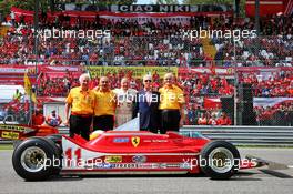 Jody Scheckter (RSA) with his 1979 Ferrari 312T4, his mechanics, and Piero Ferrari (ITA) Ferrari Vice-President. 08.09.2019. Formula 1 World Championship, Rd 14, Italian Grand Prix, Monza, Italy, Race Day.