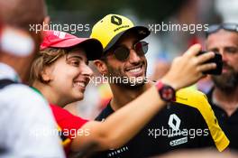 Daniel Ricciardo (AUS) Renault F1 Team with fans. 05.09.2019. Formula 1 World Championship, Rd 14, Italian Grand Prix, Monza, Italy, Preparation Day.