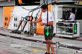 McLaren mechanic pit preparations. 05.09.2019. Formula 1 World Championship, Rd 14, Italian Grand Prix, Monza, Italy, Preparation Day.