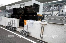 Haas F1 Team as the circuit prepares for the arrival of Typhoon Hagibis. 11.10.2019. Formula 1 World Championship, Rd 17, Japanese Grand Prix, Suzuka, Japan, Practice Day.