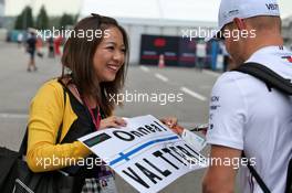 Valtteri Bottas (FIN) Mercedes AMG F1 signs autographs for the fans. 11.10.2019. Formula 1 World Championship, Rd 17, Japanese Grand Prix, Suzuka, Japan, Practice Day.