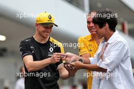 Nico Hulkenberg (GER) Renault F1 Team signs autographs for the fans. 11.10.2019. Formula 1 World Championship, Rd 17, Japanese Grand Prix, Suzuka, Japan, Practice Day.