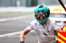 Mercedes AMG F1 mechanic practices a pit stop. 11.10.2019. Formula 1 World Championship, Rd 17, Japanese Grand Prix, Suzuka, Japan, Practice Day.