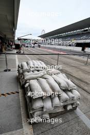 The circuit prepares for the arrival of Typhoon Hagibis. 11.10.2019. Formula 1 World Championship, Rd 17, Japanese Grand Prix, Suzuka, Japan, Practice Day.