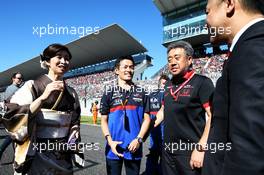 Naoki Yamamoto (JPN) Scuderia Toro Rosso and Toyoharu Tanabe (JPN) Honda Racing F1 Technical Director on the grid. 13.10.2019. Formula 1 World Championship, Rd 17, Japanese Grand Prix, Suzuka, Japan, Sunday.
