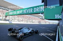 Race winner Valtteri Bottas (FIN) Mercedes AMG F1 W10 takes the chequered flag at the end of the race. 13.10.2019. Formula 1 World Championship, Rd 17, Japanese Grand Prix, Suzuka, Japan, Sunday.