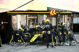 Nico Hulkenberg (GER) Renault Sport F1 Team RS19 pit stop. 13.10.2019. Formula 1 World Championship, Rd 17, Japanese Grand Prix, Suzuka, Japan, Race Day.
