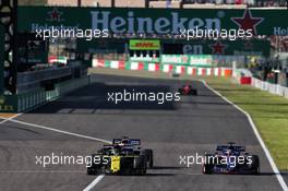 Nico Hulkenberg (GER) Renault F1 Team RS19 and Daniil Kvyat (RUS) Scuderia Toro Rosso STR14. 13.10.2019. Formula 1 World Championship, Rd 17, Japanese Grand Prix, Suzuka, Japan, Sunday.