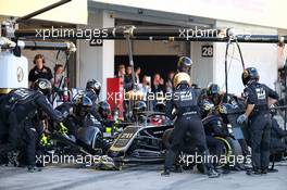 Kevin Magnussen (DEN) Haas VF-19 pit stop. 13.10.2019. Formula 1 World Championship, Rd 17, Japanese Grand Prix, Suzuka, Japan, Race Day.