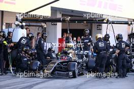 Kevin Magnussen (DEN) Haas VF-19 pit stop. 13.10.2019. Formula 1 World Championship, Rd 17, Japanese Grand Prix, Suzuka, Japan, Race Day.