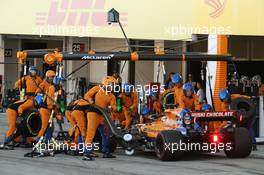 Carlos Sainz Jr (ESP) McLaren MCL34 pit stop. 13.10.2019. Formula 1 World Championship, Rd 17, Japanese Grand Prix, Suzuka, Japan, Race Day.