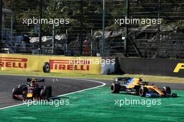 Alexander Albon (THA) Red Bull Racing RB15 and Lando Norris (GBR) McLaren MCL34 make contact. 13.10.2019. Formula 1 World Championship, Rd 17, Japanese Grand Prix, Suzuka, Japan, Sunday.