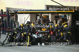 Daniel Ricciardo (AUS) Renault Sport F1 Team RS19 pit stop. 13.10.2019. Formula 1 World Championship, Rd 17, Japanese Grand Prix, Suzuka, Japan, Race Day.