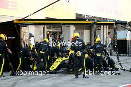 Nico Hulkenberg (GER) Renault Sport F1 Team RS19 pit stop. 13.10.2019. Formula 1 World Championship, Rd 17, Japanese Grand Prix, Suzuka, Japan, Race Day.