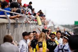 Daniel Ricciardo (AUS) Renault F1 Team with fans. 10.10.2019. Formula 1 World Championship, Rd 17, Japanese Grand Prix, Suzuka, Japan, Preparation Day.