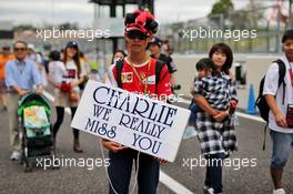Circuit atmosphere - fan with tribute to Charlie Whiting (GBR) FIA Delegate. 10.10.2019. Formula 1 World Championship, Rd 17, Japanese Grand Prix, Suzuka, Japan, Preparation Day.